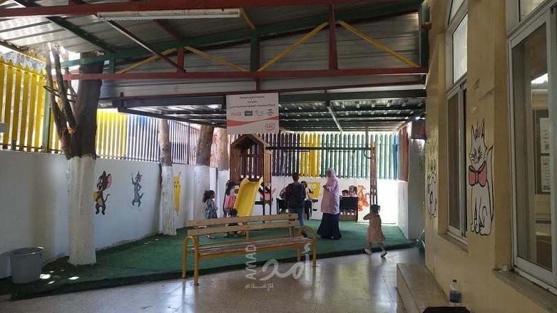 نابلس: المشروبات الوطنية تعيد تأهيل حديقة دار الحضانة في جمعية رعاية الطفل وتوجيه الأم