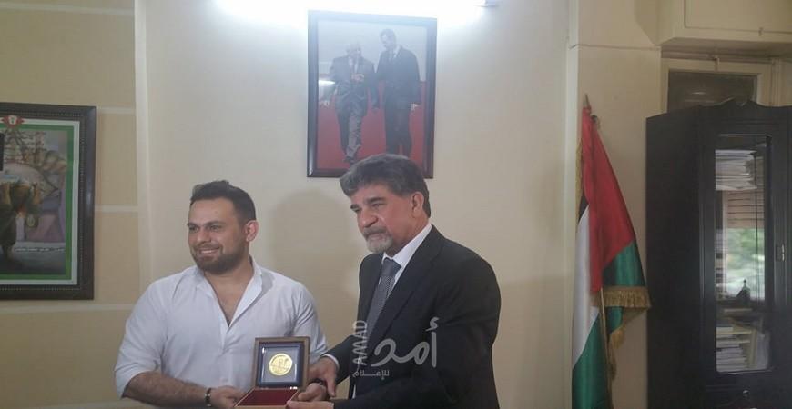 السفير عبد الهادي يكرم الفنان السوري يحيى جسار