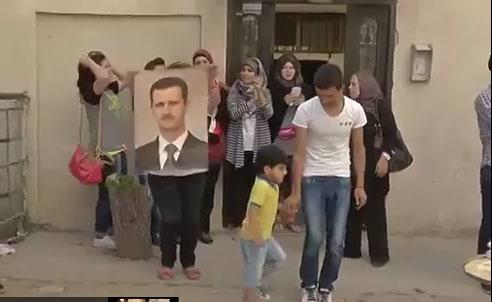 الجالية السورية في غزة تحتفل بفوز الرئيس الأسد (فيديو)