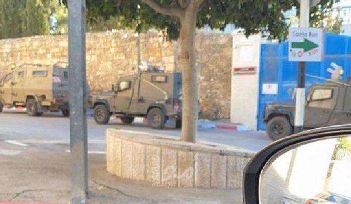 جيش الاحتلال يداهم منزل حاتم عبد القادر في القدس
