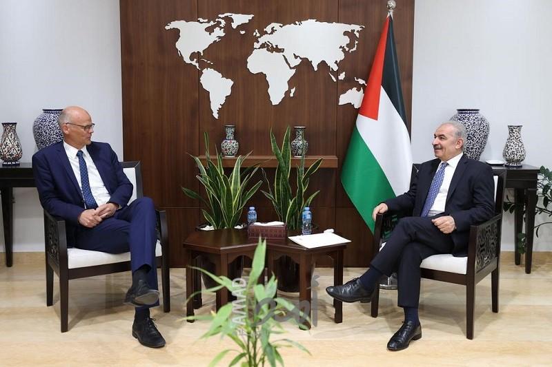 اشتية يبحث مع ممثل البنك الدولي سير مشاريع البنك في فلسطين
