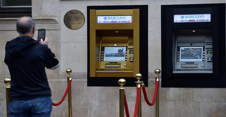 خدعة يقوم بها اللصوص لسرقة المال من ماكينات الصرف