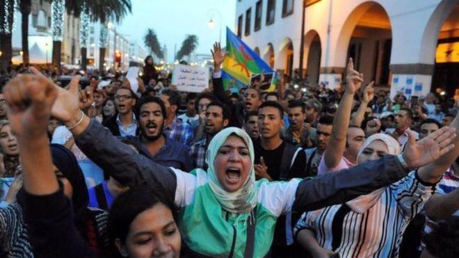 آلاف يتظاهرون في المغرب احتجاجا على مصرع بائع سمك
