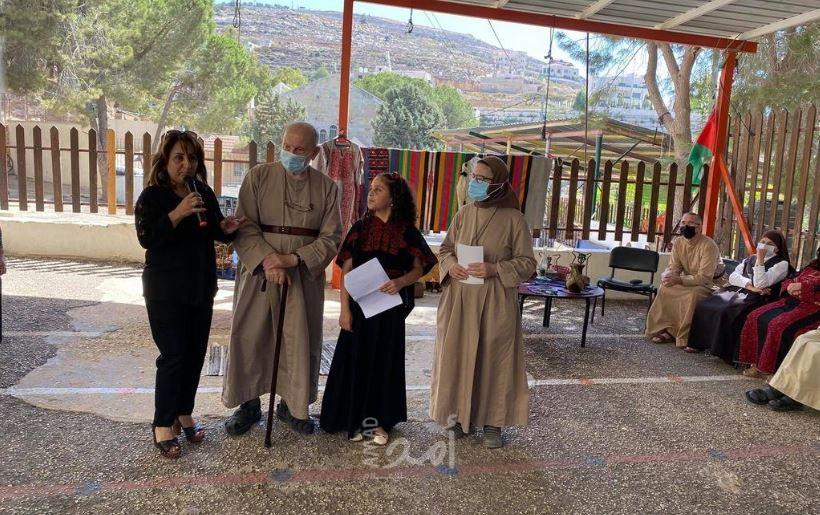 "لاتين عين عريك" تحي يوم التراث الفلسطيني بفعاليات متعددة وتكرم الأب حنا شنتي - صورة