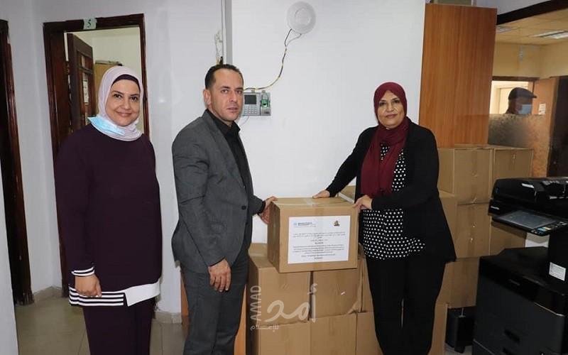 تنمية نابلس وجمعية مدرسة الأمهات توزعان طروداً غذائية لصحبات المشاريع المتضررة