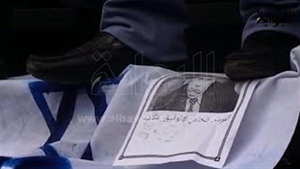بالفيديو.. "عكاشة" و"إسرائيل" تحت الأحذية في وقفة ضد التطبيع وتضامنًا مع الأسرى الفلسطينيين