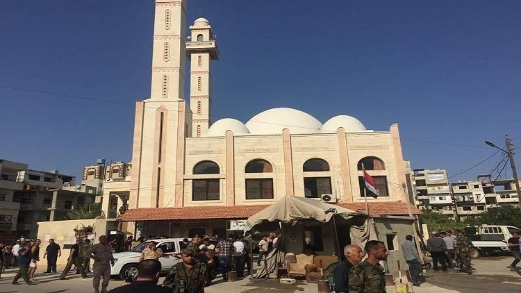 مكان  الانفجار بحي الدعتور قرب مسجد الخلفاء الراشدين بمدينة اللاذقية .