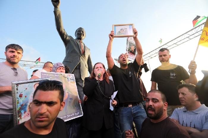 القائد الاسير مروان البرغوثي يدعو الى عصيان مدني ووطني بوجه اسرائيل