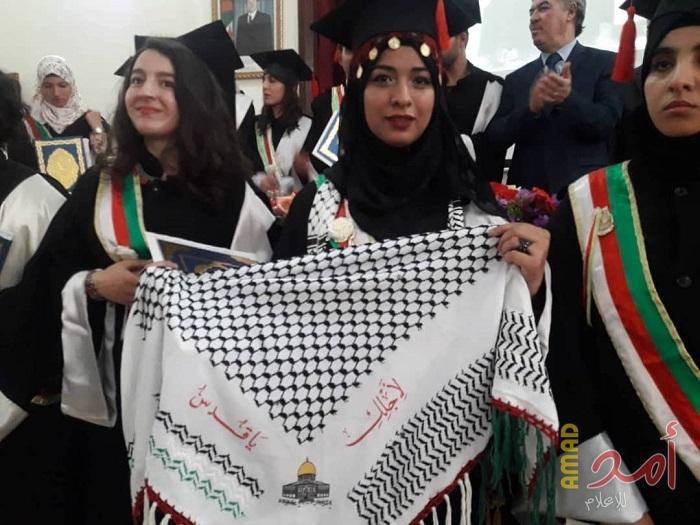 تكريم الطالبة الفلسطينية "ملاك العاجز" لحصولها على المركز الأول في كلية الحقوق بالجزائر