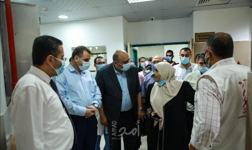 غزة: اتحاد لجان الرعاية الصحية يتبرع بجهاز فحص مخبري لمجمع ناصر الطبي