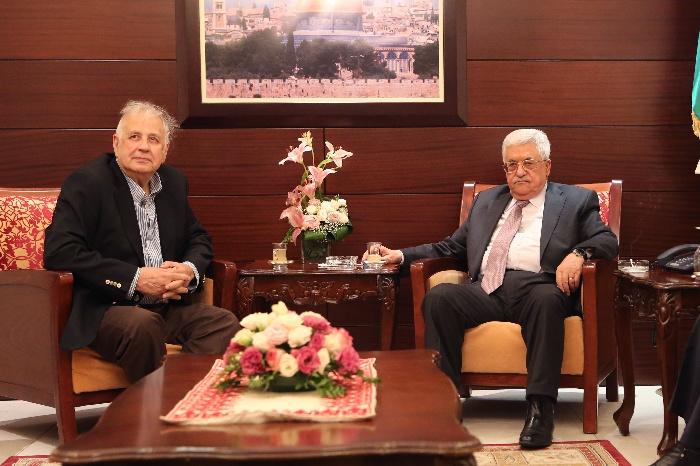 الرئيس عباس لـ حنا ناصر : كن جاهزاً لإجراء الانتخابات