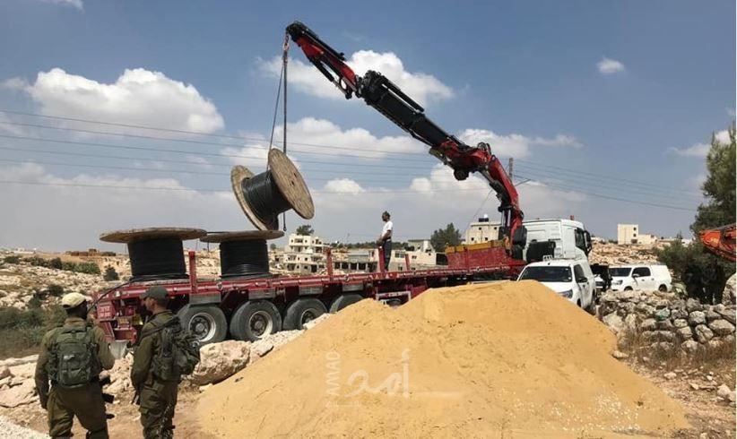 قوات الاحتلال تستولي على معدات وكوابل لتأهيل شبكة كهرباء "السيميا" جنوب الخليل