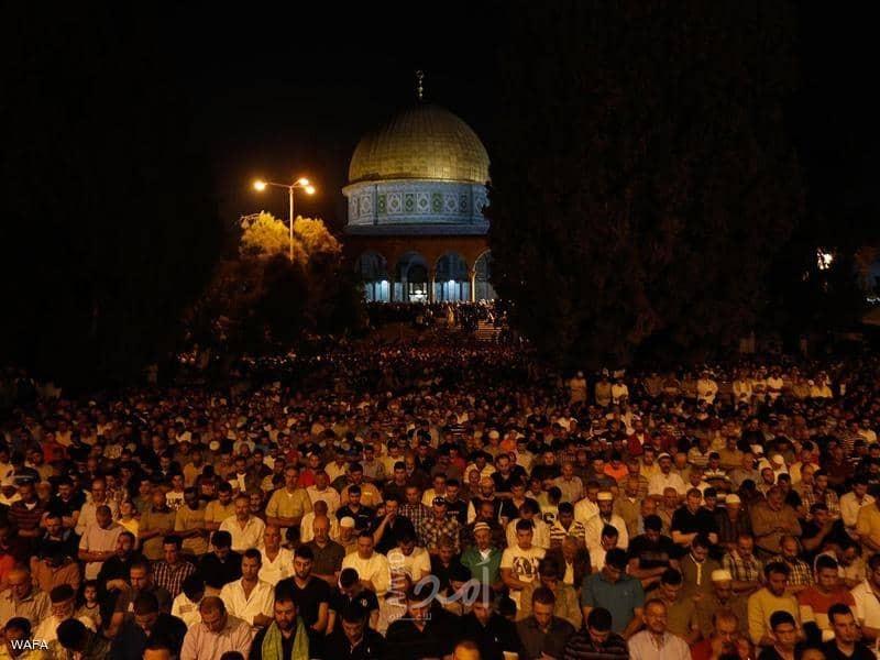 بالصور.. القدس: (450) ألف مصلٍ يؤدون "ليلة القدر" في المسجد الأقصى
