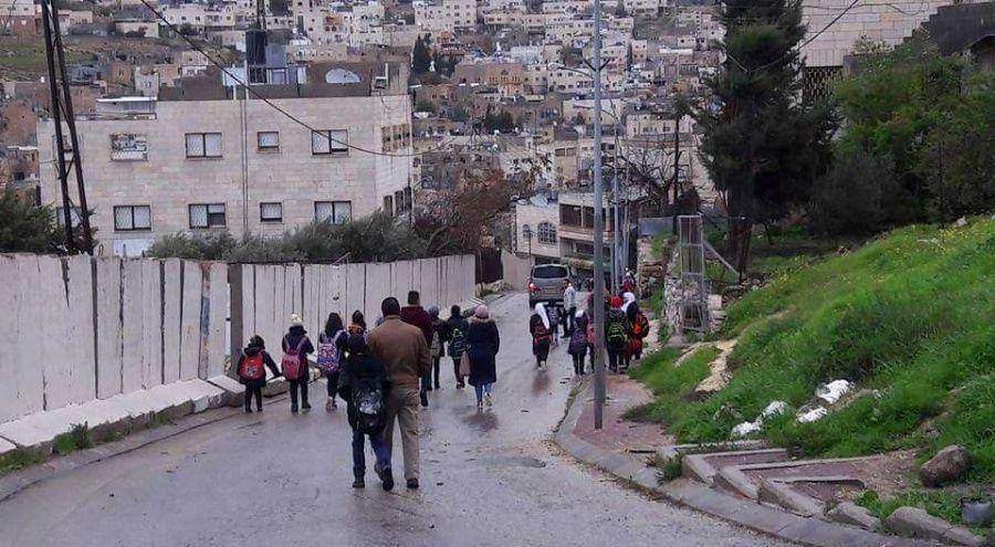 جيش الاحتلال يعيق حركة تنقل المواطنين وسط الخليل