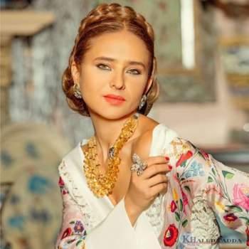 الفنانة المصرية نيللي كريم على ملصق مسلسل بـ100 وش