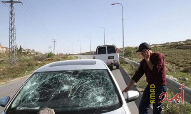 مستوطنون يهاجمون مركبات المواطنين بالحجارة شمال سلفيت