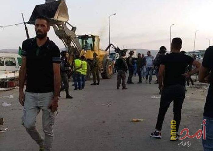 بالصور.. قوات الاحتلال تلاحق الباعة وتزيل بسطاتهم في الخليل