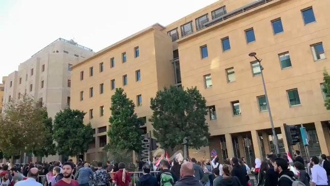 لبنان: مظاهرات أمام مقار مالية حكومية في 3 مدن
