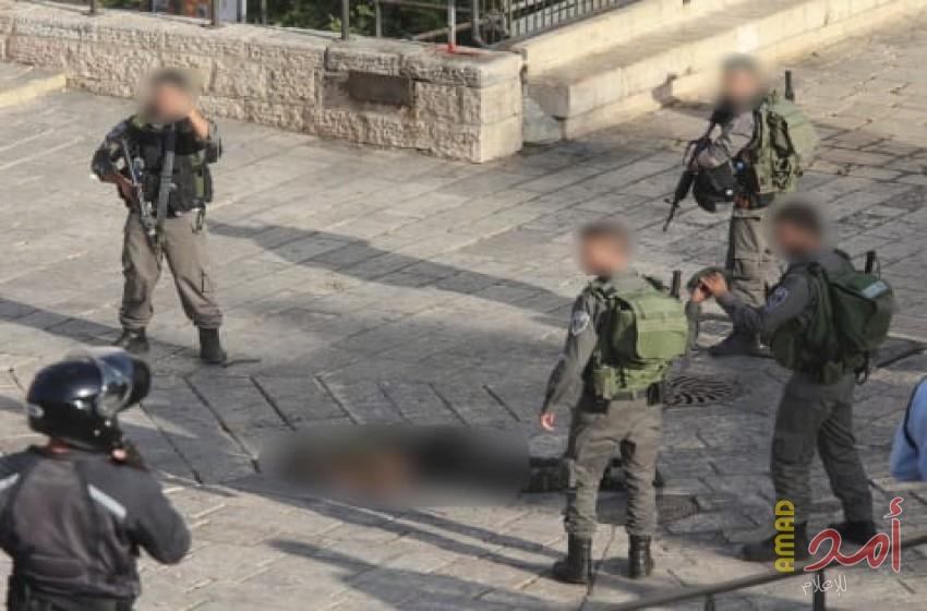 القدس المحتلة: رغم أنه أعزل ومقيد اليدين ..جنود الاحتلال تعتدي علي شاباً فلسطينياً