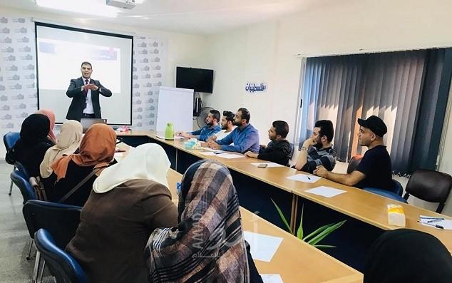 فلسطينيات وبنك فلسطين يعقدان جلسة توعية مصرفية