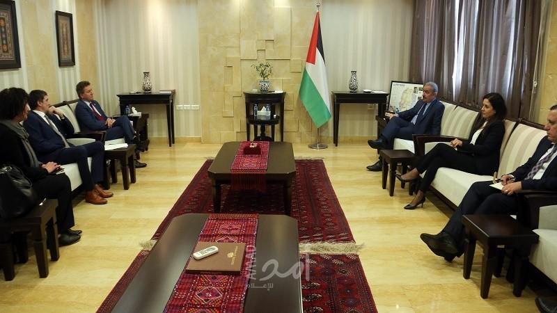 أشتية يطالب الصليب الأحمر بتطبيق البروتوكولات الدولية لحماية الأسرى من الوباء وزيارتهم فوراً