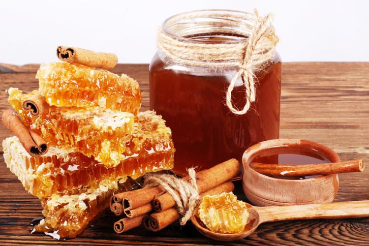العسل يحارب البكتريا ويرطب البشرة "وفيه شفاء للناس"