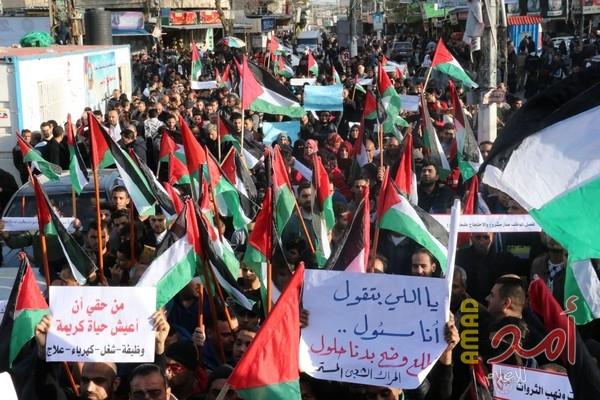 بالصور...  الآلاف ينتفضون في رفح ضد الحصار والانقسام والأوضاع المعيشية المتدهورة