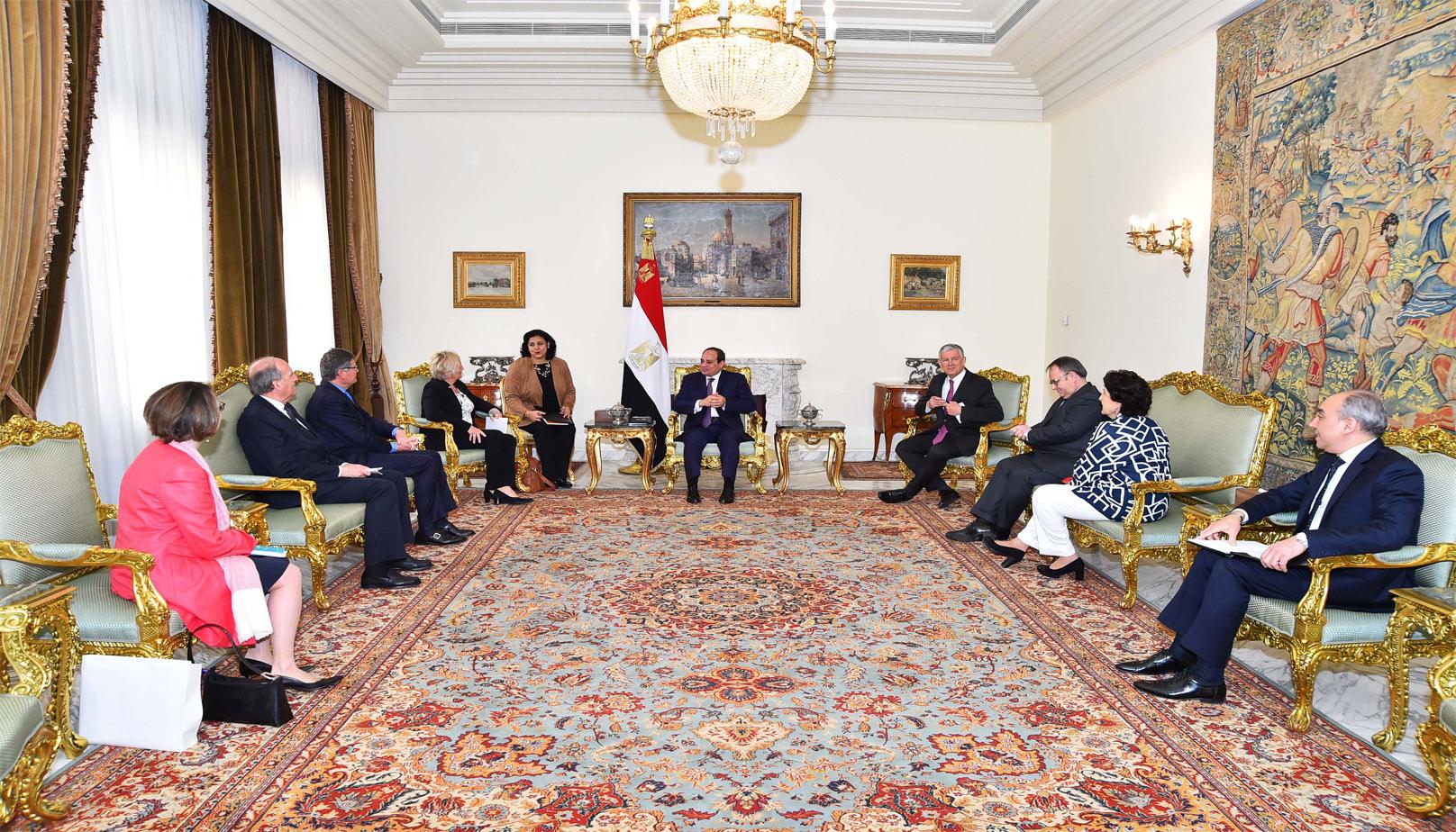 الرئيس المصري "السيسي" لوفد فرنسى: الشعب رفض الإرهاب والتطرف وتمسك بهويته الوطنية