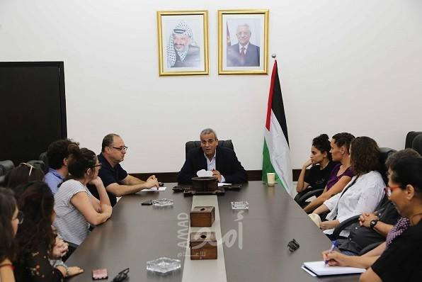 قلقيلية: رواجبة يطلع وفدا من أطباء لحقوق الانسان على واقع المحافظة