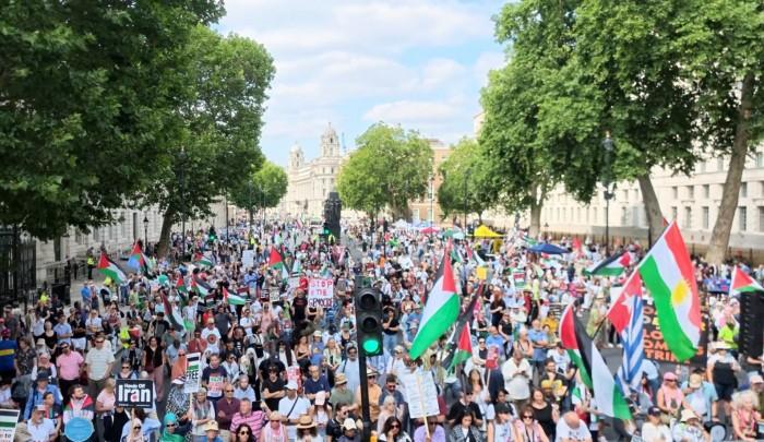 لندن: آلاف المتظهرين يطالبون بيرنهام وقف تسليح إسرائيل.. وفرض عقوبات عليها