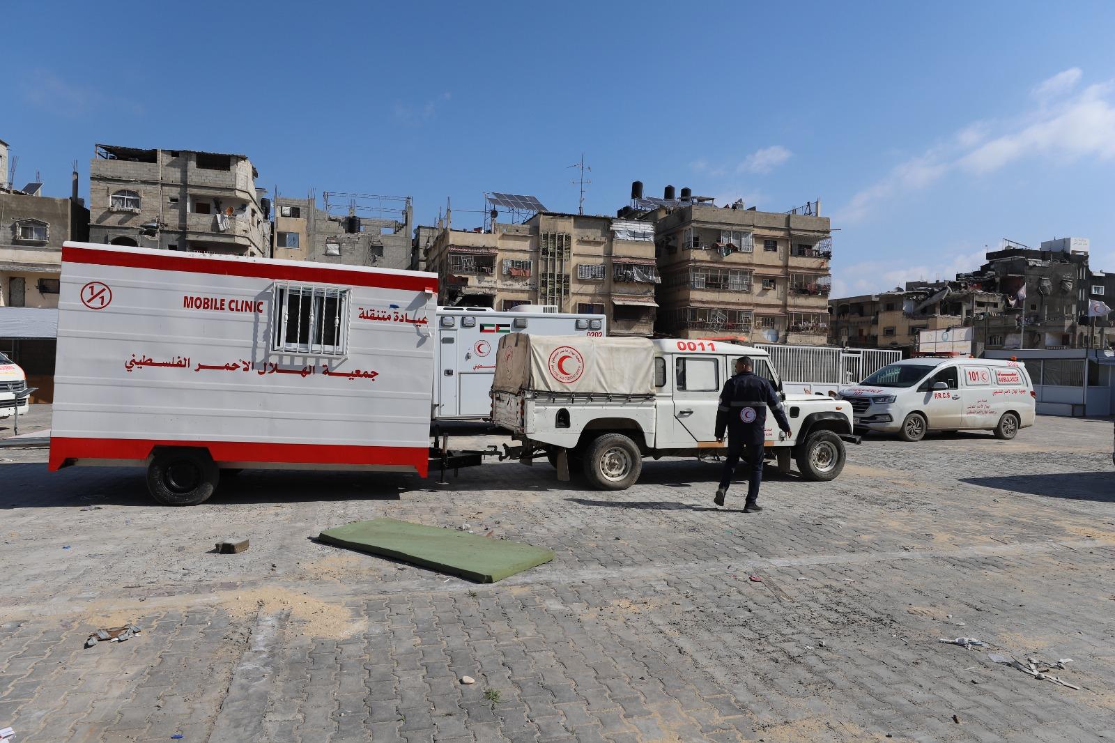 الهلال الأحمر الفلسطيني ينقل عيادات متنقلة لدعم الخدمات الصحية في غزة - فيديو