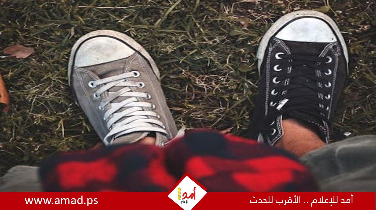 تفسير حلم ارتداء حذائين مختلفين.. حيرة في القرارات أو سعي