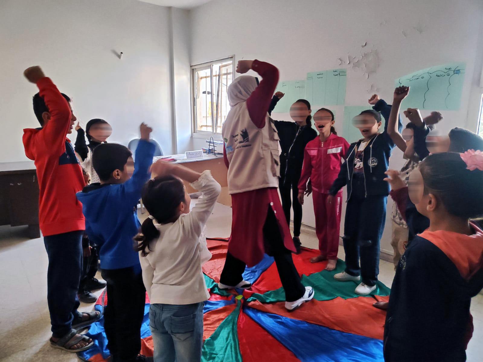 الجمعية الوطنية للتأهيل تواصل تقديم الدعم النفسي للأطفال في غزة
