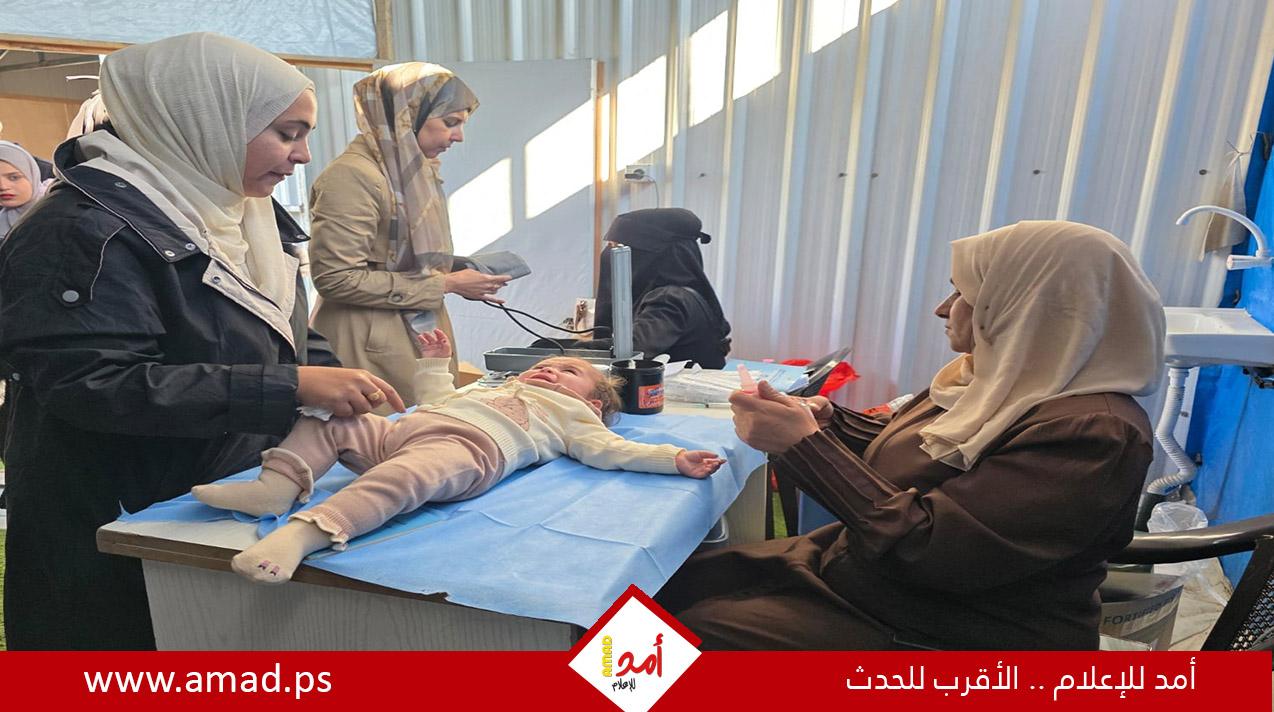 مركز الأغا الطبي يُنفّذ يومًا طبيًا مجانيًا للنازحين بمواصي خانيونس