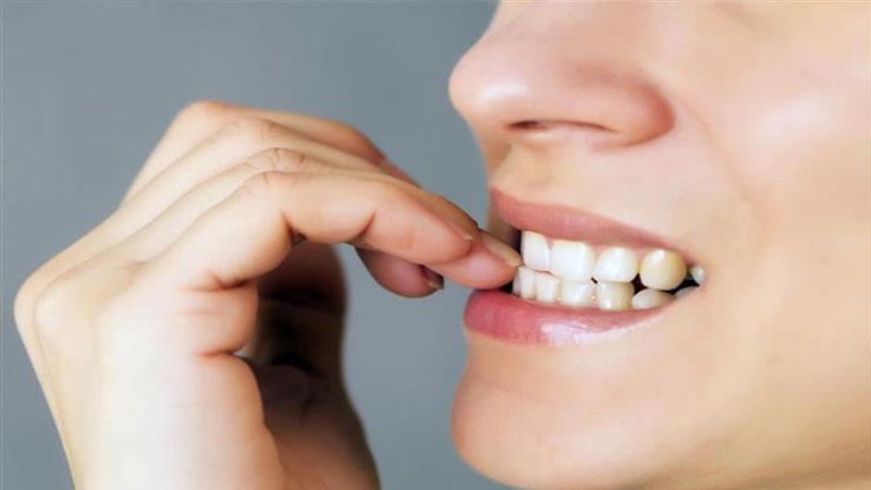 احذر.. عادة قضم الأظافر قد تسبب توقف القلب والتهاب الشغاف المعدي