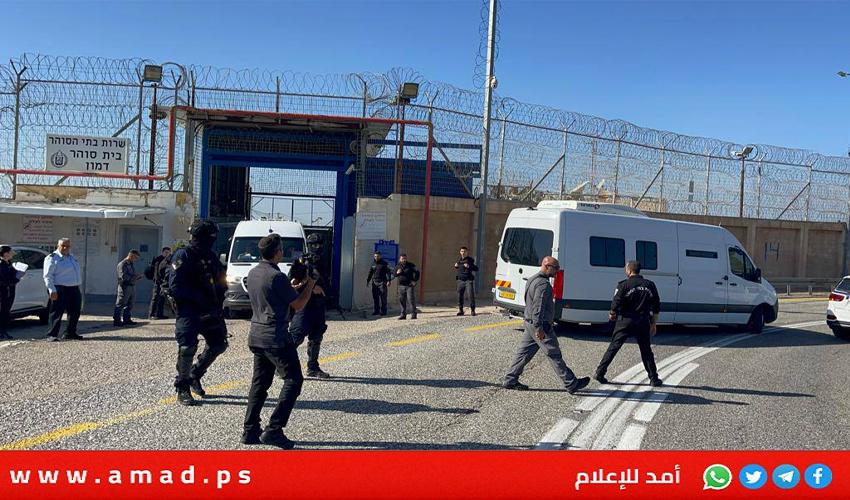 استحداث إجراءات مهينة بسجن عوفر خلال لقاء الأسرى بمحاميهم