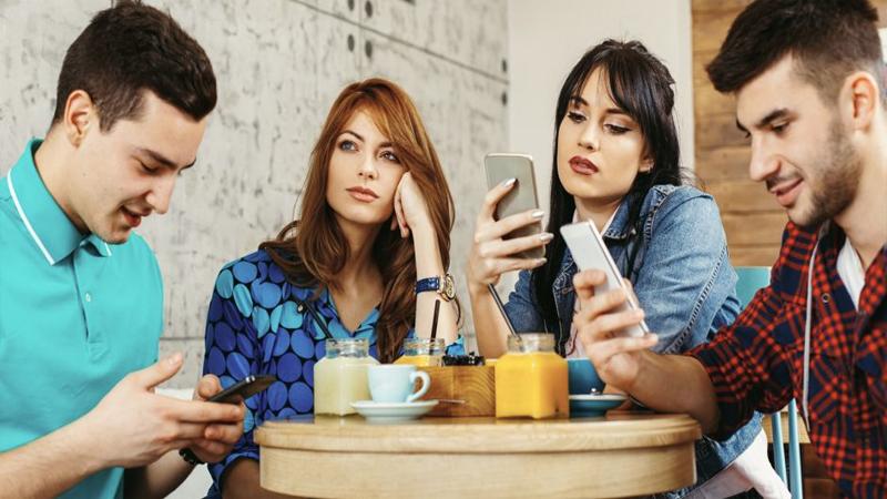 ساعة واحدة بعيدًا عن السوشيال ميديا.. هل تغير يومك؟