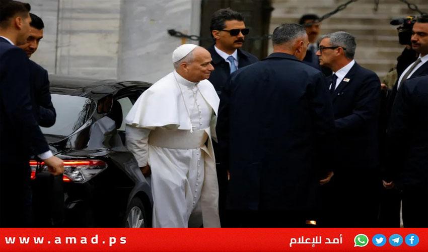 بابا الفاتيكان ليو يخلع حذاءه خلال زيارته لمسجد السلطان أحمد في إسطنبول
