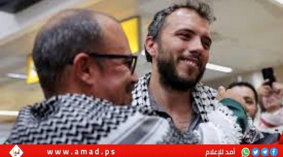 الناشط البرازيلي أفيلا يصل بلاده ويتهم إسرائيل بتعذيبه