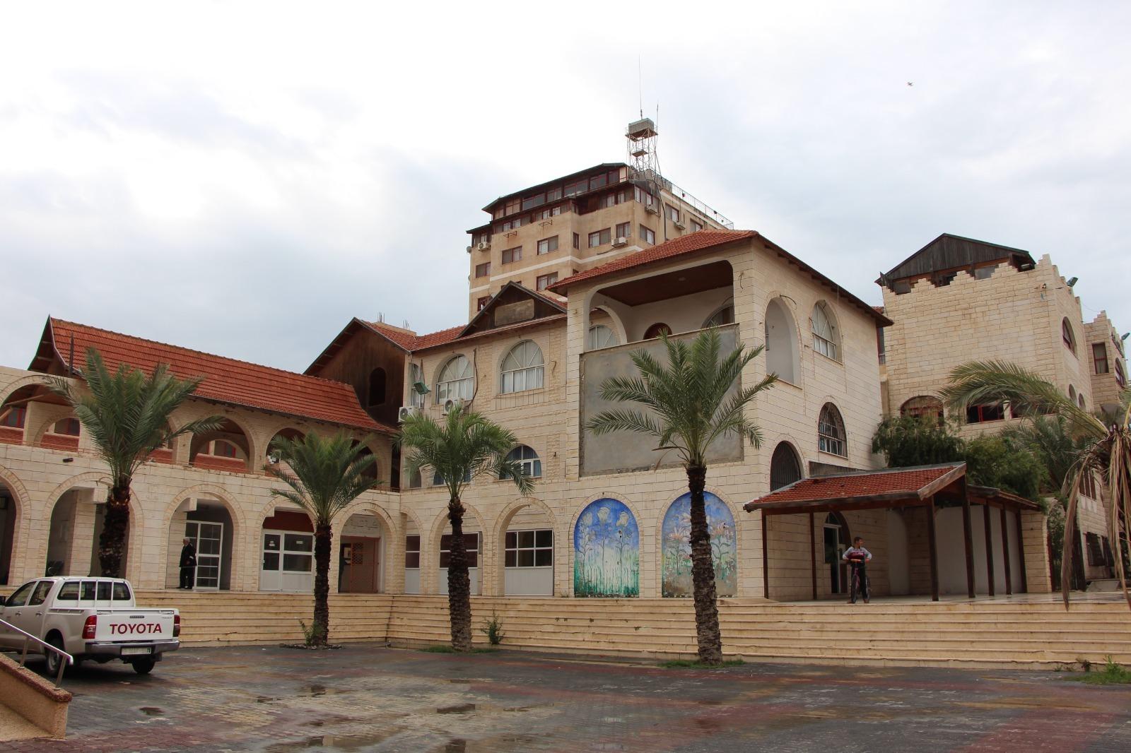 كلية تنمية القدرات الجامعية التابعة للهلال الأحمر الفلسطيني تقود مسيرة العلم -فيديو