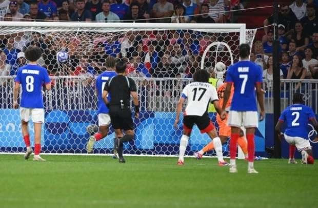 المنتخب الأولمبي المصري يخسر أمام فرنسا ويواجه المغرب على البرونزية