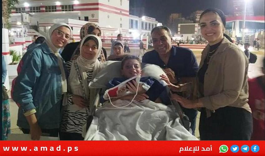 الزمالك يستقبل طفل فلسطيني بترت قدميه نتيجة قصف جيش الاحتلال
