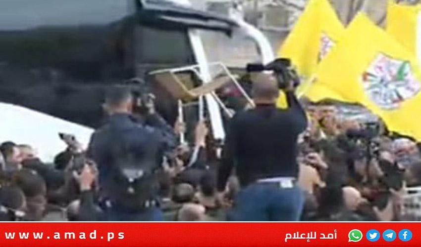 خروج الأسرى الفلسطينين المحررين ضمن الدفعة الرابعة في اتفاق غزة- فيديو