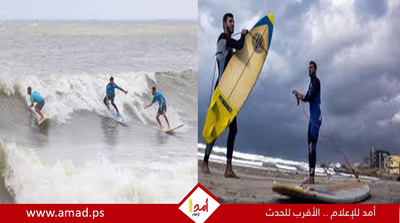 أ ب: يجد راكبو الأمواج في غزة لحظات نادرة من الفرح وهم يمتطون الأمواج
