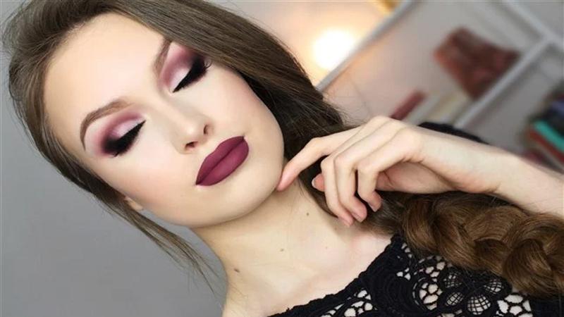 أفكار متنوعة لمكياج يناسب الفستان الأسود