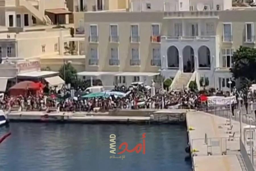 مؤيدون لفلسطين يمنعون إسرائيليين من النزول من عبارة في جزيرة يونانية- فيديو