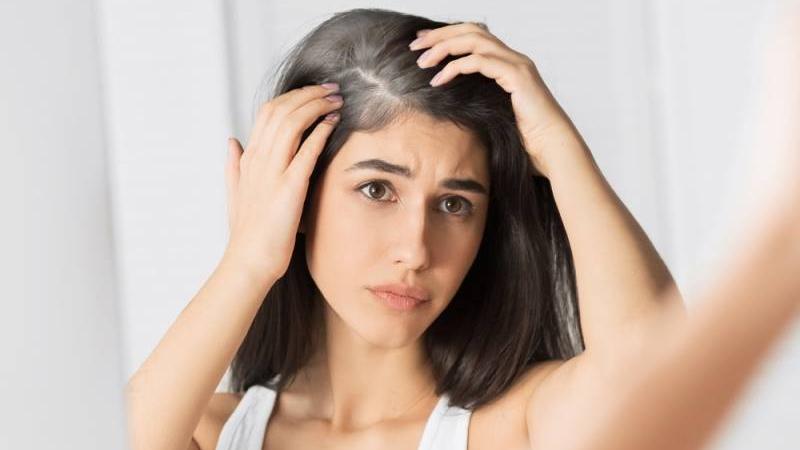  دراسة تكشف أسبابا غير متوقعة للشعر الأبيض