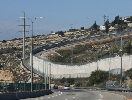 القدس: جيش الاحتلال  يعدم طفلين قرب الجدار العازل