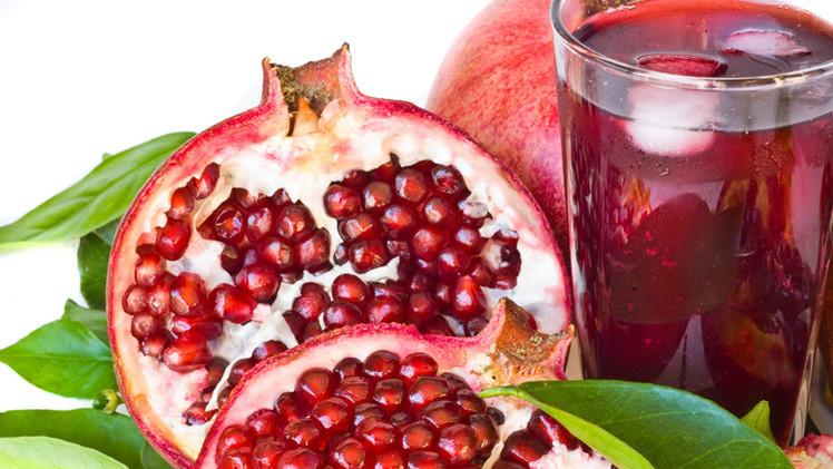 وصفات طبيعية من الرمان للعناية بالشعر