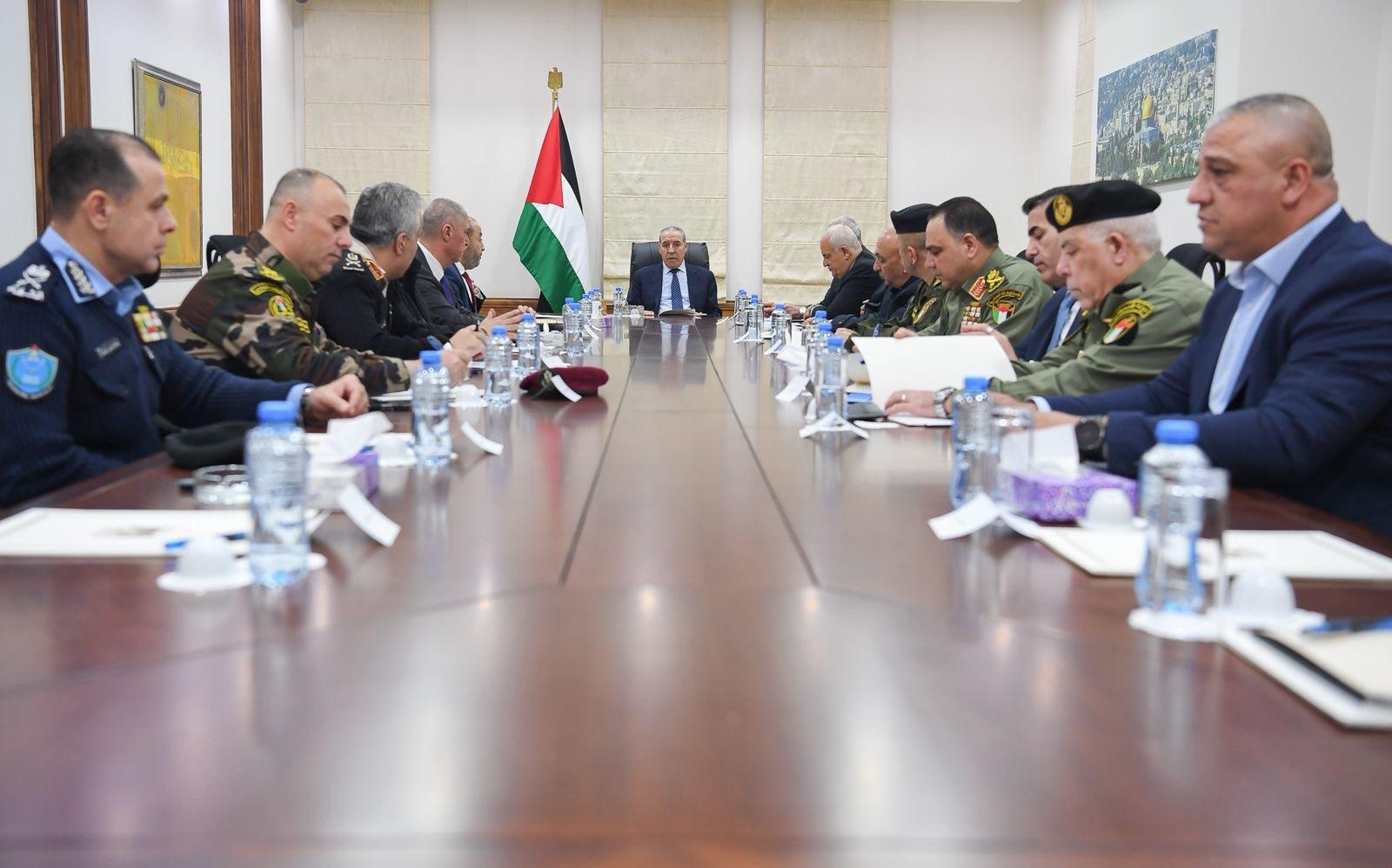 الشيخ يعقد اجتماعا أمنيا بحضور رئيس الوزراء وكبار المسؤولين لبحث المستجدات السياسية والأمنية